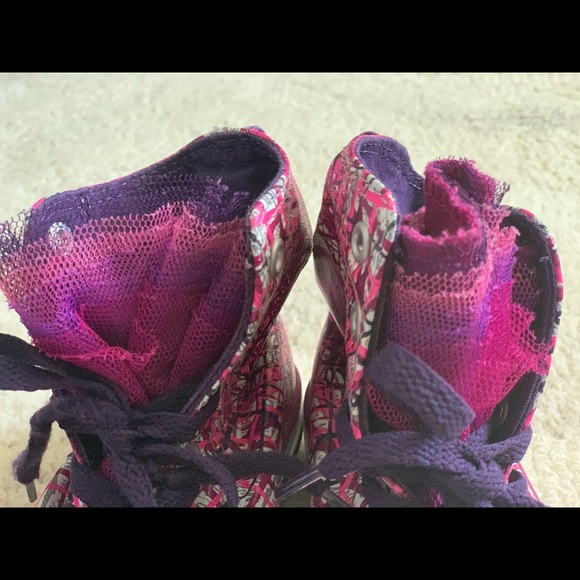 Converse Chuck Taylor All Star High Tops - Picture 4 of 7